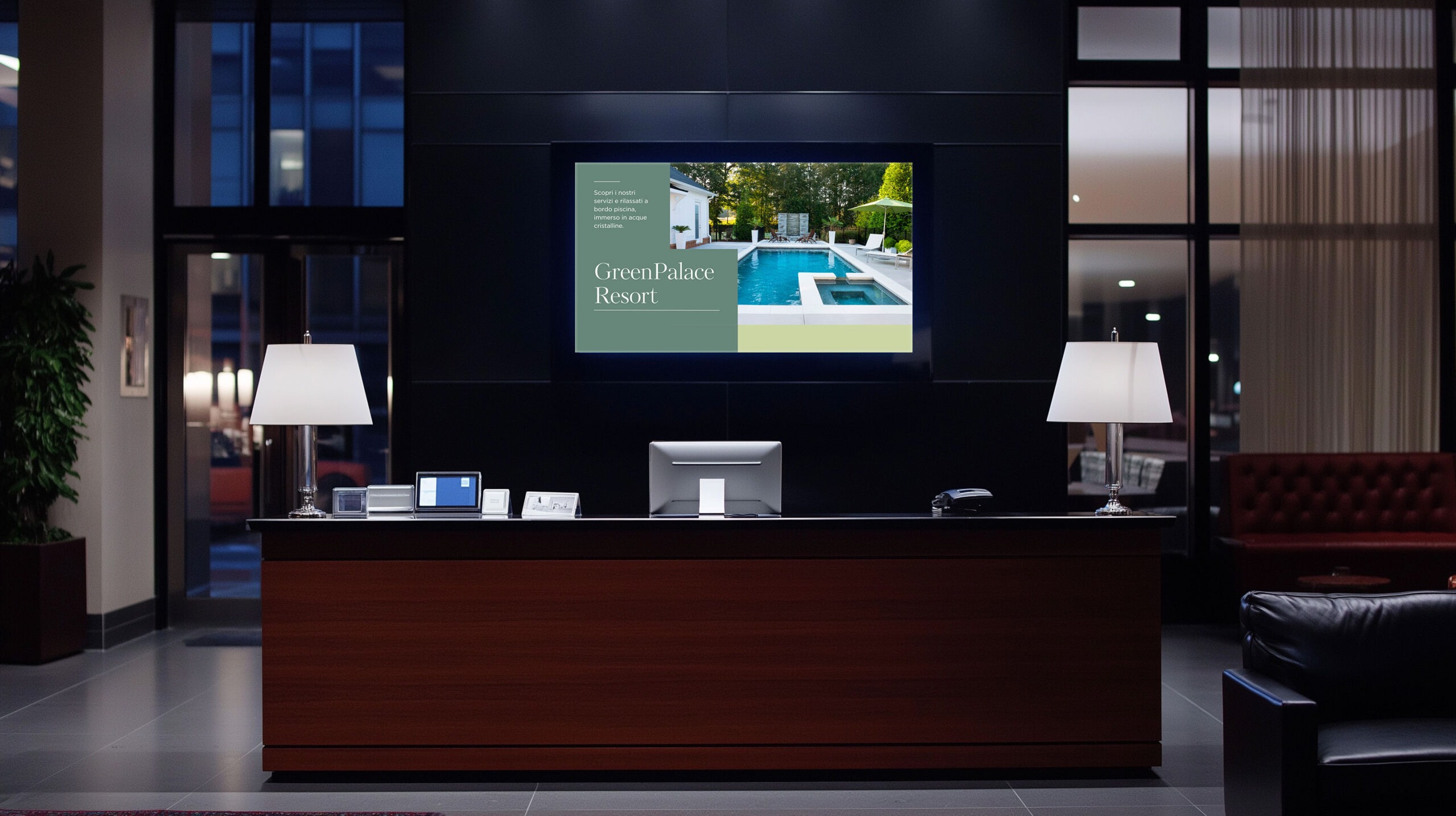 Display digitale in reception hotel con contenuti informativi su piscina e servizi