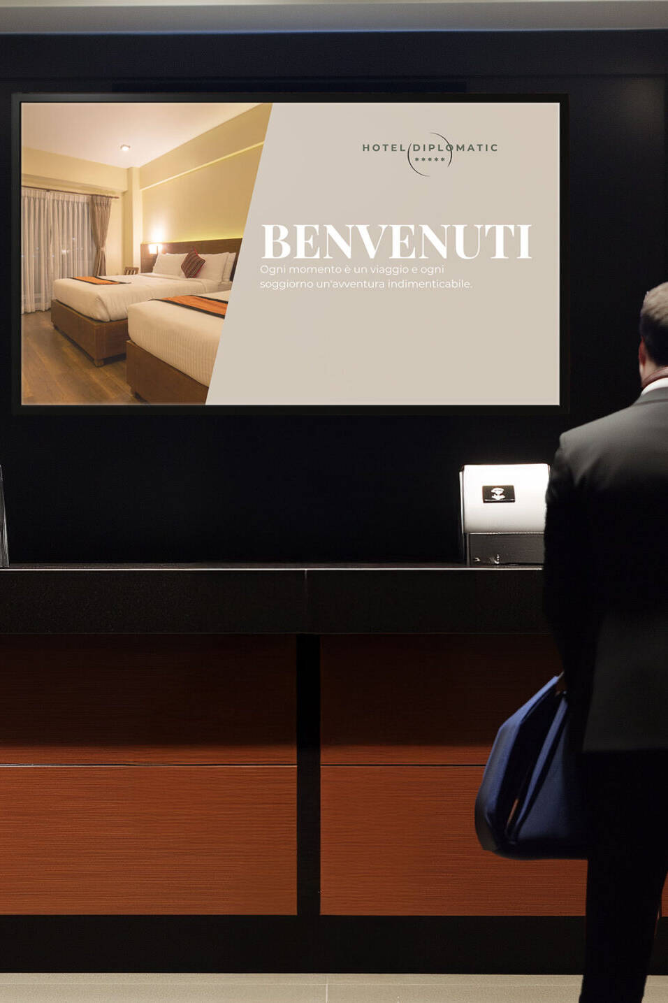 Reception hotel con display digitale che mostra messaggio di benvenuto per i clienti in arrivo