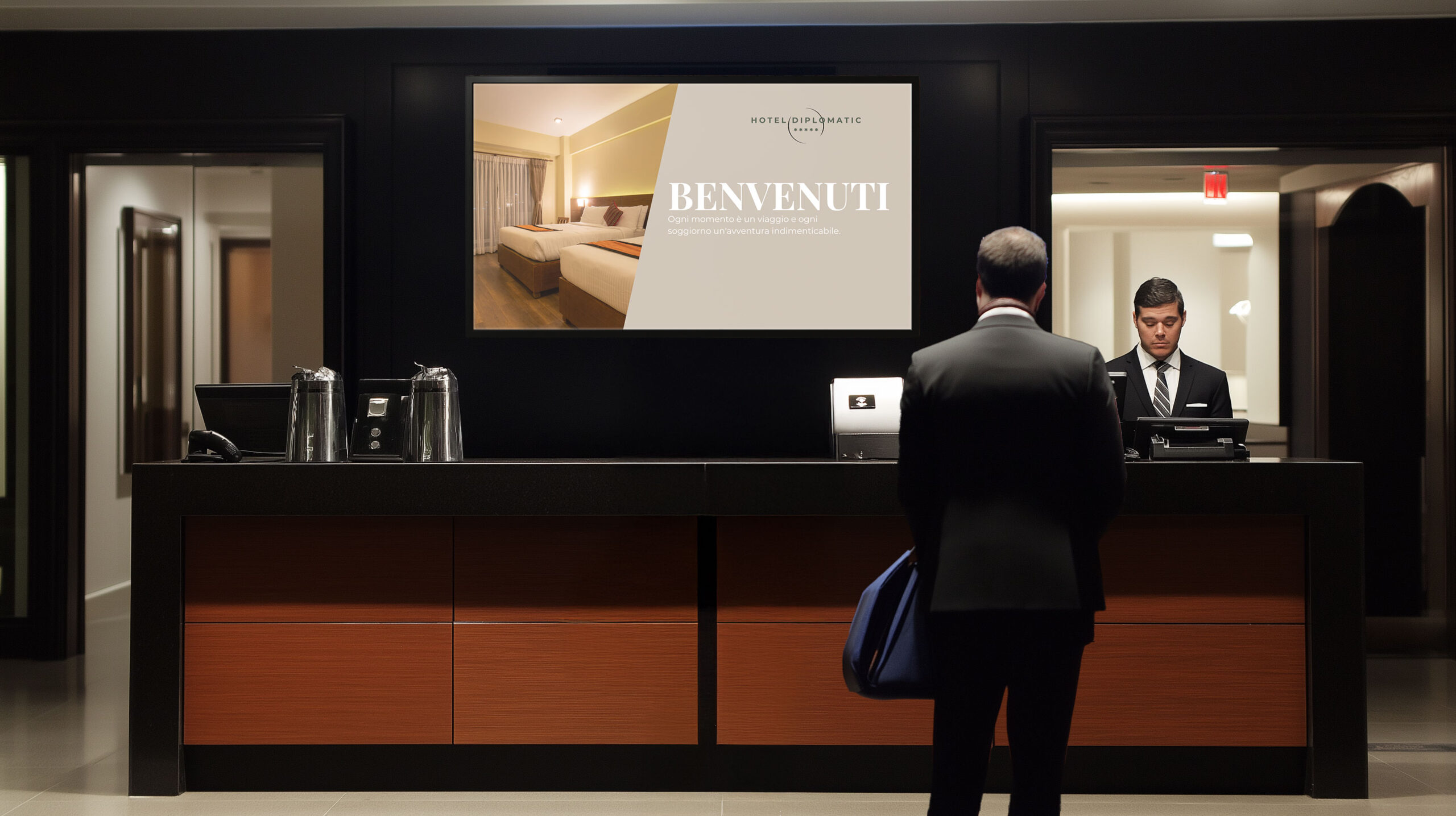 Reception hotel con display digitale che mostra messaggio di benvenuto per i clienti in arrivo