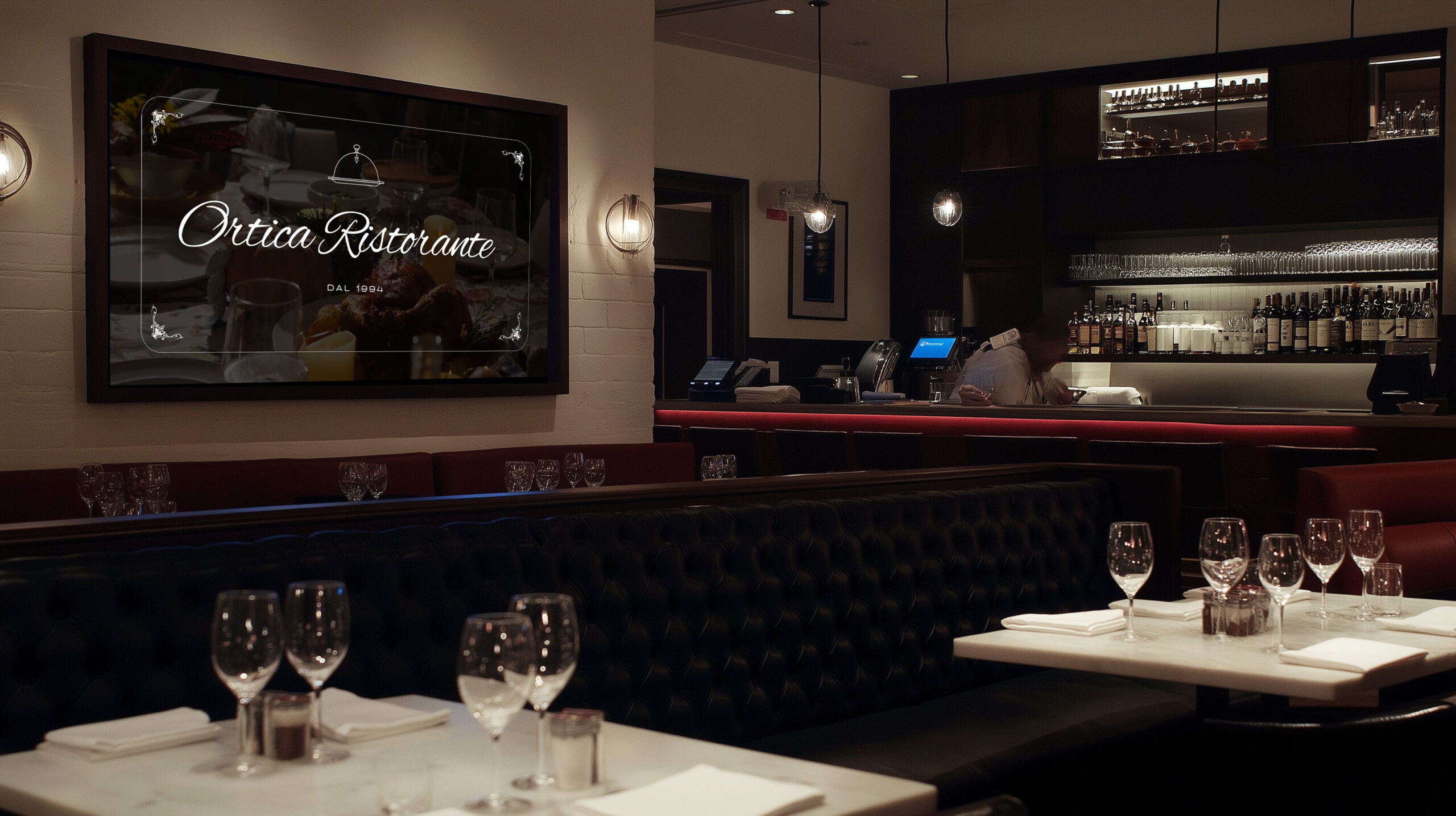 Schermo Digital Signage Esapix con contenuti eleganti e di branding per ristoranti raffinati, installato in un ambiente sofisticato e accogliente.