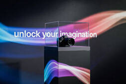 Espositore interattivo con piedistallo e LED wall per prodotto tech. Soluzione Digital Signage Esapix con proiezione immersiva sullo sfondo