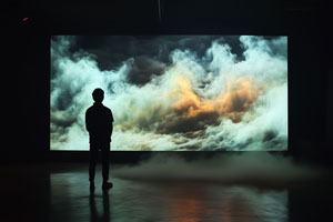 Installazione immersiva con grande videowall che proietta nuvole drammatiche. Esperienza artistica e sensoriale realizzata da Esapix