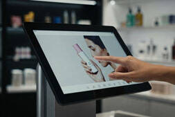 Touchscreen interattivo per negozio di cosmetici con esperienza di prodotto aumentata. Soluzione Digital Signage Esapix per retail beauty e skincare