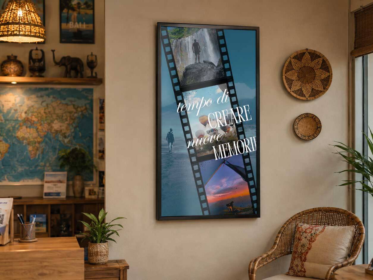 Schermo verticale all’interno di un’agenzia viaggi con immagini di destinazioni e contenuti emozionali dedicati al viaggio.