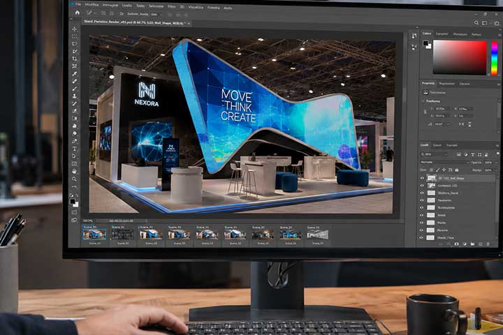 Monitor con software grafico aperto sul progetto di uno stand fieristico con grande ledwall curvo e contenuti visual coordinati.