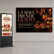 Quattro tipologie di display professionali per il settore food: schermi a parete, totem digitale da terra e ledwall..